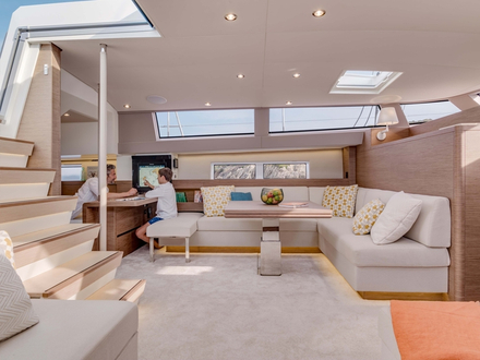 Le carré est lui aussi transposable dans différentes configurations selon les moments de la journée et largement ouvert sur la cuisine. La vue sur mer est omniprésente.