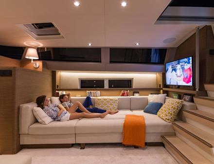 Le canapé est converti en méridienne bien cosy, le moment venu de regarder un film. Nautisme Article