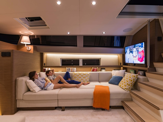 Le canapé est converti en méridienne bien cosy, le moment venu de regarder un film. Nautisme Article