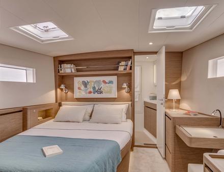 La cabine master situé à l'avant est très claire et possède un bureau coiffeuse et une grande penderie. Les finitions sont irréprochables ! Nautisme Article