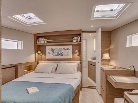 La cabine master situé à l'avant est très claire et possède un bureau coiffeuse et une grande penderie. Les finitions sont irréprochables ! Nautisme Article