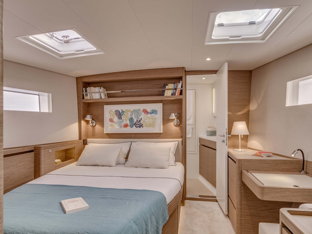 La cabine master situé à l'avant est très claire et possède un bureau coiffeuse et une grande penderie. Les finitions sont irréprochables ! Nautisme Article