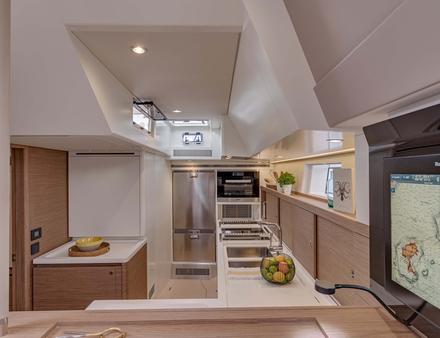 La cuisine est équipée d'électroménager de marque Miele en option. Elle est très complète et possède de nombreux rangements très pratiques en mer. Nautisme Article