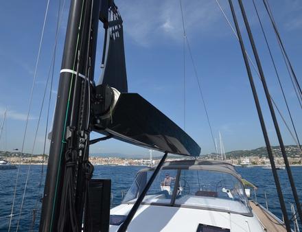 Sur ce type d'unité, le mât carbone, la bôme à enrouleur et les enrouleurs hydrauliques nous semblent des options obligatoires tant cela apporte sérénité pour les manoeuvres et performance sous voiles. Nautisme Article