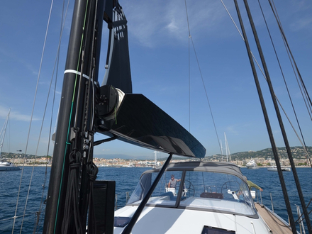 Sur ce type d'unité, le mât carbone, la bôme à enrouleur et les enrouleurs hydrauliques nous semblent des options obligatoires tant cela apporte sérénité pour les manoeuvres et performance sous voiles. Nautisme Article