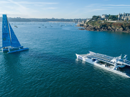 Mercredi 17 octobre à 11h50, le navire Energy Observer et son équipage ont fait leur entrée dans le port de Saint-Malo, accompagné de Thibaut Vauchel-Camus et son Multi50 Défi Voile Solidaires en Peloton.