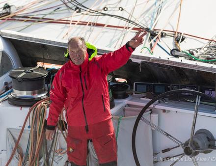 Fort de ses 6 éditions disputées depuis 1990, c'est avec un certain flegme que le skipper du maxi-trimaran IDEC SPORT contemple la frénésie qui s'est emparée des bassins malouins. Nautisme Article