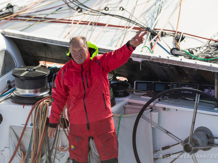 Fort de ses 6 éditions disputées depuis 1990, c'est avec un certain flegme que le skipper du maxi-trimaran IDEC SPORT contemple la frénésie qui s'est emparée des bassins malouins. Nautisme Article