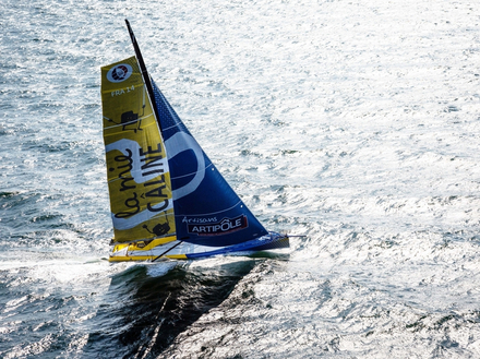 Arnaud Boissières a réalisé lui-même son avitaillement avant de convoyer son bateau à St-Malo. L'Imoca La Mie Câline-Artipôle est parti chargé à bloc !