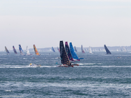 Après un départ spectaculaire devant la pointe du Grouin dans une jolie brise de secteur Sud 20 nds, la flotte des 123 solitaires a rapidement pris le rythme !
