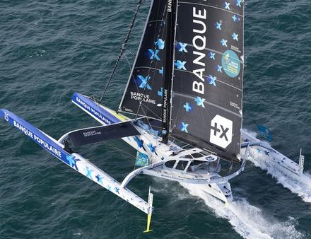 Armel Le Cléac'h, après son arrêt express (35 minutes) à Roscoff pour régler des problèmes électriques, compte près de cent milles de retard. Nautisme Article