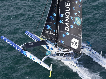 Armel Le Cléac'h, après son arrêt express (35 minutes) à Roscoff pour régler des problèmes électriques, compte près de cent milles de retard. Armel Le Cléac'h, après son arrêt express (35 minutes) à Roscoff pour régler des problèmes électriques, compte près de cent milles de retard.