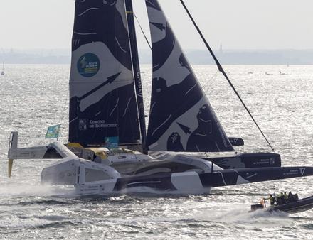 Peu après 5h30, Sébastien Josse a prévenu son team manager d'une avarie majeure à bord du Maxi Edmond de Rothschild. Alors qu'il naviguait en tête de la flotte, le solitaire a subi un arrêt brutal. Nautisme Article