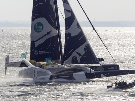 Vers 5h30 du matin, Sébastien Josse, alors leader de la flotte, prévient son équipe d'une avarie majeur à bord. Il est en route vers les côtes espagnoles pour se mettre à l'abri avant la prochaine dépression. Nautisme Article