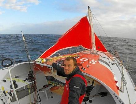 "J'ai entendu un bang, le mât était dans l'eau" : dans la nuit de lundi à mardi, le skipper a démâté. Il devrait arriver à Brest jeudi à bord de son gréement de fortune. Nautisme Article