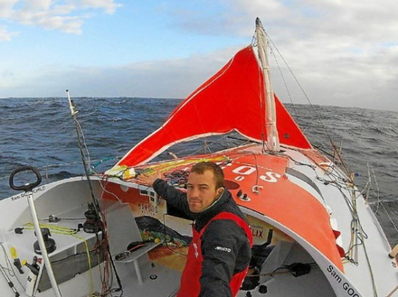 "J'ai entendu un bang, le mât était dans l'eau" : dans la nuit de lundi à mardi, le skipper a démâté. Il devrait arriver à Brest jeudi à bord de son gréement de fortune. Nautisme Article