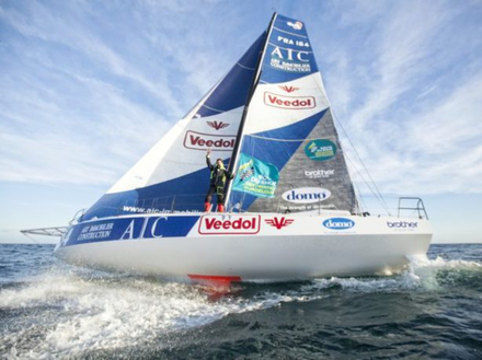 Yoann Richomme est leader de la flotte des Class40 à bord de son bateau Veedol - AIC, tout neuf ! Il est l'un des grands favoris de sa catégorie.