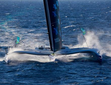Alors que Gabart et Joyon se bagarrent pour la première place, Armel Le Cléac'h a chaviré au large des Açores. Un coup dur pour le Finistérien... et grand favori de cette édition. Nautisme Article