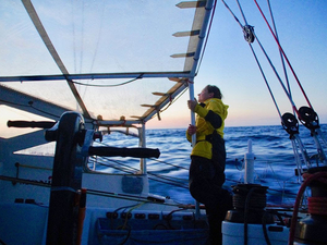  Retour vers la Bretagne pour Isabelle Joschke suite au démâtage de son Imoca