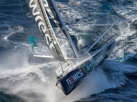 Aux environs de 17h30, heure française, alors qu'il naviguait à 18/20 nds sous un grain avec des rafales à 45 nds et des creux de 4 à 5 mètres, Fabrice Amedeo a constaté la rupture de son bout-dehors. Aux environs de 17h30, heure française, alors qu'il naviguait à 18/20 nds sous un grain avec des rafales à 45 nds et des creux de 4 à 5 mètres, Fabrice Amedeo a constaté la rupture de son bout-dehors.