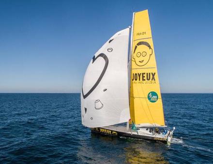 Sidney Gavignet occupe la 1ère place des RhumMono à bord de Café Joyeux. Nautisme Article