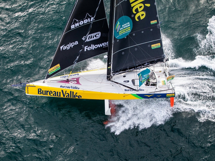 Il y avait eu 27 abandons sur la Route du Rhum-Destination Guadeloupe en 2014, la plupart lors des trois premiers jours de course. Il y avait eu 27 abandons sur la Route du Rhum-Destination Guadeloupe en 2014, la plupart lors des trois premiers jours de course.