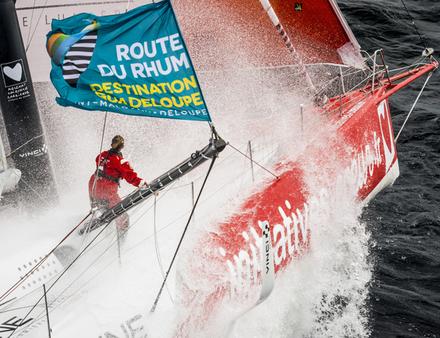 Après Louis Burton, c'est au tour de Samantha Davies (Initiatives Coeur) de déclarer son abandon aujourd'hui, à cause d'un problème structurel de la coque. Nautisme Article