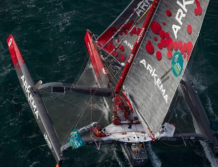 In fine, c'est Karine qui livre la synthèse à Lalou et lui propose un routage « idéal », la trajectoire jugée la plus rapide et la plus sécuritaire avec ce bateau sportif et très engagé. Nautisme Article