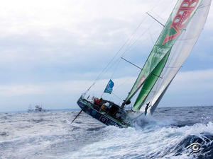 Démâtage du Class40 de Maxime Sorel