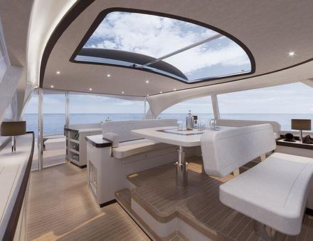 Sur le pont supérieur, on trouve une vaste zone de barre avec tous les équipements de navigation et une vue 360°. Derrière, une espace repas spaciaux et fonctiionnel, ainsi qu'un salon extérieur. Nautisme Article