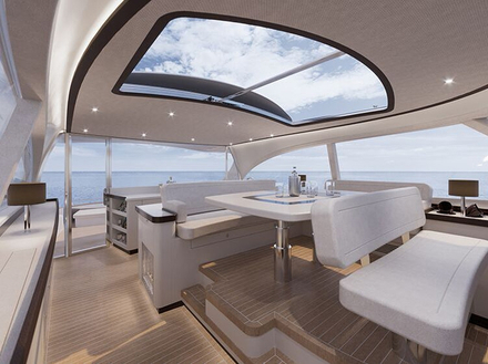 Sur le pont supérieur, on trouve une vaste zone de barre avec tous les équipements de navigation et une vue 360°. Derrière, une espace repas spaciaux et fonctiionnel, ainsi qu'un salon extérieur. Nautisme Article
