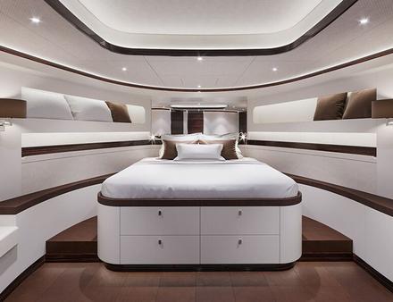 Le Z72 est équipé de trois cabines avec une grande cabine propriétaire dans les tons blancs pour encore plus de luminosité, et avec un grand toit ouvrant. Cette cabine possède sa propre salle de bain. Nautisme Article