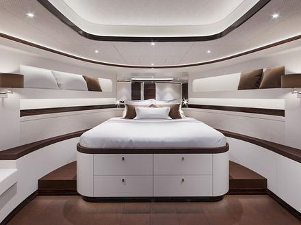 Le Z72 est équipé de trois cabines avec une grande cabine propriétaire dans les tons blancs pour encore plus de luminosité, et avec un grand toit ouvrant. Cette cabine possède sa propre salle de bain. Nautisme Article