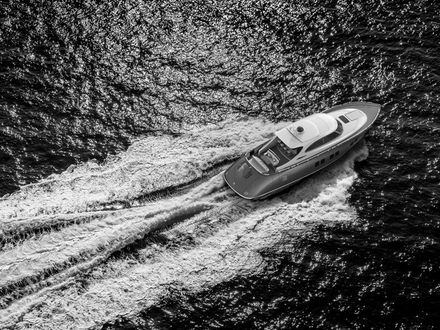 Equipé de moteurs Volvo Penta IPS de 1 000 ch, le Z72 pourra atteindre les 40 noeuds en vitesse de pointe. Nautisme Article