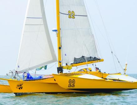 Loïck Peyron bataille ferme entre Madère et Canaries en compagnie du trimaran de François Corre, deux sisterships de 1980 Nautisme Article