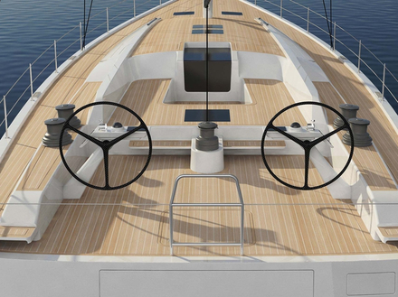 Deux configurations du pont sont possibles, avec dans les deux cas une zone de détente et bains de soleil à l'avant. Quant au poste de barre, il est doublé. Nautisme Article