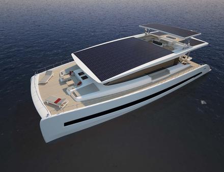 L'extérieur du Silent 79 est propre et intemporel, avec des lignes droites et d'immenses fenêtres. Le flybridge, équipé de panneaux solaires, ajoute de la sportivité au look du yacht. Nautisme Article