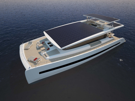 L'extérieur du Silent 79 est propre et intemporel, avec des lignes droites et d'immenses fenêtres. Le flybridge, équipé de panneaux solaires, ajoute de la sportivité au look du yacht. L'extérieur du Silent 79 est propre et intemporel, avec des lignes droites et d'immenses fenêtres. Le flybridge, équipé de panneaux solaires, ajoute de la sportivité au look du yacht.