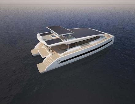 Le Silent 79 est équipé d'une paire de moteurs électriques et de 70 panneaux solaires. Il peut naviguer toute la nuit grâce à des batteries au lithium. Il peut atteindre les 20 en vitesse max. Nautisme Article