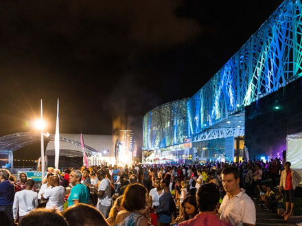La foule s'est pressée devant le MACTe pour l'arrivée de Francis Joyon et François Gabart dimanche 11 novembre dernier.