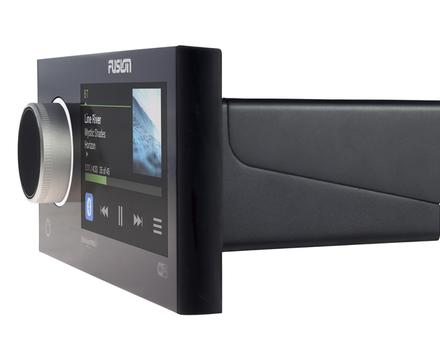 Fusion (Navicom) qui a longtemps été la référence en matière d?audio marine, se lance dans une nouvelle gamme Fusion Apollo qui vient en complément des produits existants. Nautisme Article
