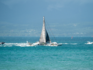 Alex Thomson, premier à couper la ligne en IMOCA... mais avec une pénalité !