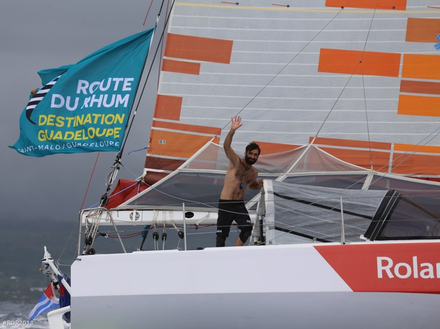 Alan Roura empochait la mise hier sur la ligne d'arrivée avec quatre minutes quarante-trois secondes de marge sur Stéphane Le Diraison, le plus petit écart de cette onzième édition de la Route du Rhum. Alan Roura empochait la mise hier sur la ligne d'arrivée avec quatre minutes quarante-trois secondes de marge sur Stéphane Le Diraison, le plus petit écart de cette onzième édition de la Route du Rhum.