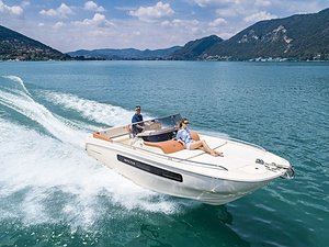 Invictus CX250, luxe et confort dans moins de 8m de long