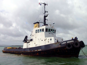Le trimaran Arkema retrouvé à l'endroit par le remorqueur Lady Debbie