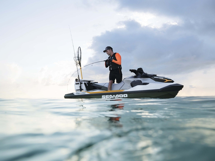 Le nouveau Sea-Doo Fish Pro se veut une alternative aux petits bateaux de pêche, car il permet de naviguer en eaux peu profondes et en toute sécurité, tout en restant ludique et fun.