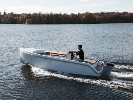 Conçu pour une expérience de navigation écologique et luxueuse, la RAND Picnic 18 nécessite peu d'entretien et s'avère extrêmement facile à manoeuvrer. Conçu pour une expérience de navigation écologique et luxueuse, la RAND Picnic 18 nécessite peu d'entretien et s'avère extrêmement facile à manoeuvrer.