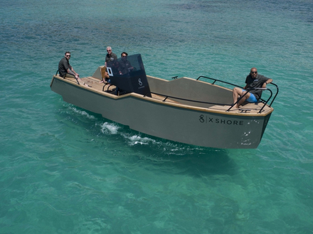 Grâce à ses hélices en tunnel, le eElectric 8000 glisse véritablement sur l'eau.