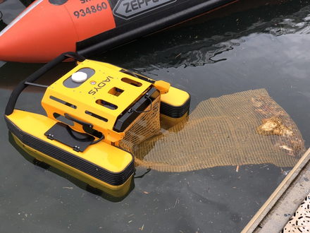 Le Jellyfishbot est un robot électrique conçu pour la collecte de déchets flottants. Le Jellyfishbot est un robot électrique conçu pour la collecte de déchets flottants.