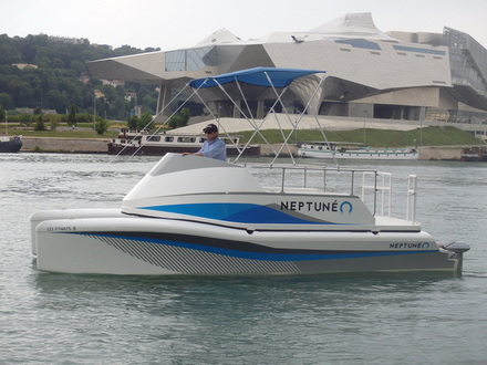 Neptuneo, un catamaran 100 % électrique de 2,5 mètres de large sur 6,5 mètres de long. Neptuneo, un catamaran 100 % électrique de 2,5 mètres de large sur 6,5 mètres de long.